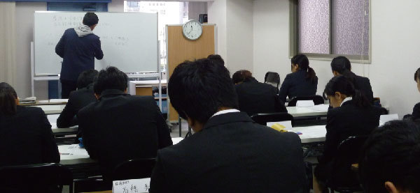 ●就活って?「根っこ」コーチングって?ちょっと緊張… ・オリエンテーリング ・自己分析・理解のスタート ・SPI模擬テスト ・総合力=根っこ力を意識してグループデスカッション ・根っこコーチングプログラムとは 話を聞くことは、エネルギーがいります。トレーニングです。 ※就業能力を養成し、内定獲得、入社後の活躍ができる人材育成。常に向上・進歩する意識を持ち立ち向かう心技体を鍛錬しています。