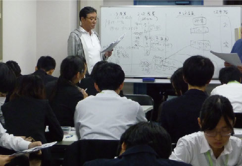 ●OBの方からの業界研究もあり 根っこコーチング講習「日本で一番大切にしたい会社」坂本光司著、 NHKプロフェッショナル「何度でも立ち上がれ」な中田久美編、社会のつながりを知る、「強み」、グループデスカッション、自治体、金融・企業のつながり、税金、チームワークについて、企業研究、前回出された課題からの深堀~教養から時事問題なども含めて、ぎゅーぎゅーに中身の濃い時間となりました。 今年は、「質」に焦点をあてて・・・カリキュラム~関わり方、課題の出し方も工夫をしております。 ※就業能力を養成し、内定獲得、入社後の活躍ができる人材育成。常に向上・進歩する意識を持ち立ち向かう心技体を鍛錬しています。